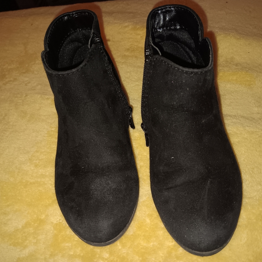 Girls size 9.5, Cat and Jack faux suede boots